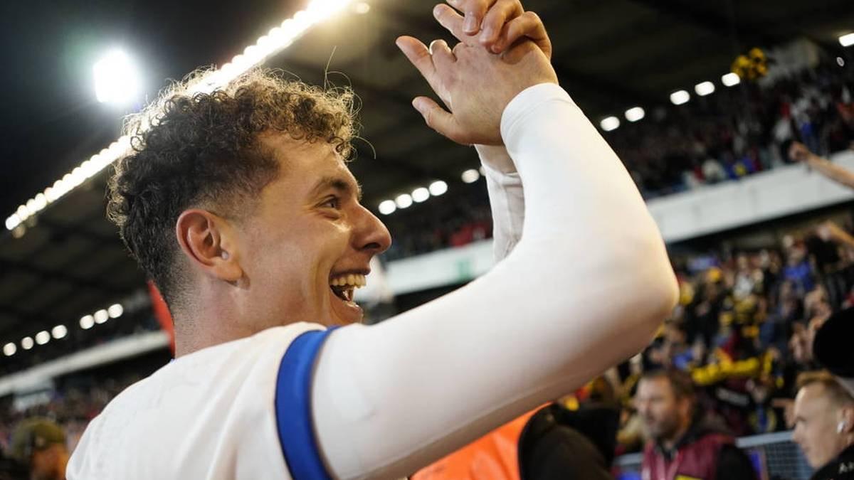 部都在密切, 其收入麾下